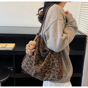 Détail du cabas léopard avec pendentif ours en peluche et logo en cuir MULAIDI