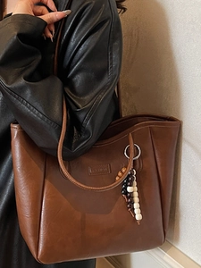 Large capacity vintage brown leather tote bag with fashion tag and beaded charm