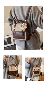 Détails du sac à dos vintage bicolore avec sangles en cuir et breloque ours en peluche