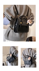 Détail du sac à dos patchwork gris foncé avec boucle dorée et charm ours en peluche