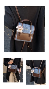 Détail du sac à dos en patchwork bicolore avec texture denim et accents en cuir marron