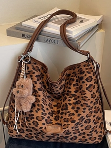 Grand Sac en Flanelle Imprimé Léopard pour Femmes Sac à Épaule Grande Capacité Avec Pendentif Peluche Mode Décontractée