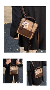 Détail rapproché du sac à dos rétro bicolore avec un adorable pendentif en peluche blanche