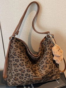 Grand sac cabas léopard minimaliste avec bandoulières marron et breloque ours en peluche