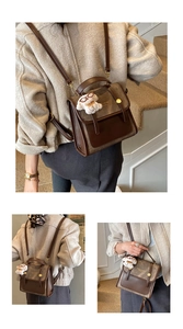 Détails d'un sac à dos vintage marron avec pendentif ours et bretelles multifonctions