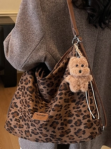 Sac fourre-tout minimaliste à motif léopard avec breloque ours et grande capacité