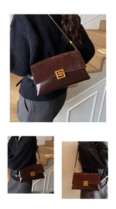 Détail du sac à bandoulière en cuir marron foncé avec boucle dorée et rabat en daim