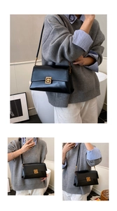 Détail du sac bandoulière en cuir mat avec boucle dorée et bandoulière en chaîne