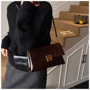 Vue détaillée du sac à bandoulière en cuir dépoli marron avec boucle en métal chic