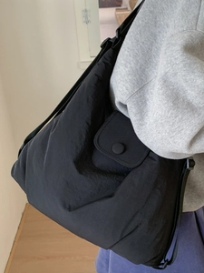 Retro large capacity black tote bag with flap pocket for women stylish commuter style