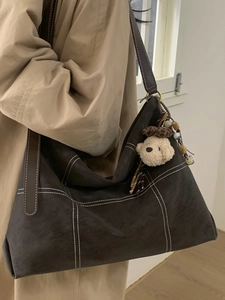 Minimalist large capacity tote bag with contrast stitching and cute plush bear charm