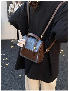 Photo de rue montrant le sac à dos patchwork en denim et cuir porté par un mannequin