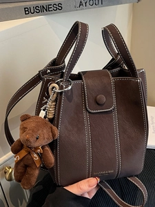 Sac Seau en Simili Cuir pour Femmes Décontracté Surpiqûres Sac à Bandoulière Avec Porte-clés Ours Sac Messager Patchwork