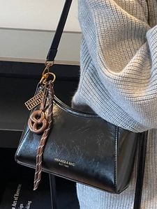 Borsa sottobraccio retrò nera semicircolare con logo argento e ciondoli decorativi