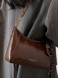 Borsa sottobraccio marrone scuro vintage con finitura lucida e scritte dorate