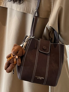 Sac seau bandoulière marron en daim avec surpiqûres blanches et porte-clé ours en peluche