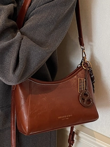 Borsa a spalla Hobo vintage marrone da donna con ciondolo dorato e trama in pelle
