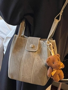 Sac seau d'hiver en similicuir kaki avec surpiqûres blanches et pendentif ours mignon