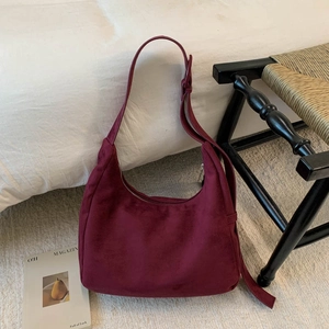 Détail du sac hobo bordeaux en faux daim avec bandoulière réglable et fermeture éclair argentée