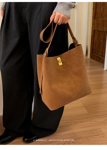 Vue détaillée du sac seau vintage en cuir mat marron avec fermoir métallique doré