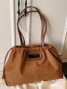 Sac fourre-tout marron en faux daim avec cordon de serrage et fines bandoulières
