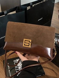 Sac à bandoulière marron en daim et cuir avec fermoir doré au style britannique