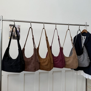 Vue détaillée de grands sacs hobo en six couleurs en daim mat de qualité supérieure