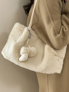 Borsa a secchiello minimalista in ecopelliccia crema con ciondolo a cuore per donna