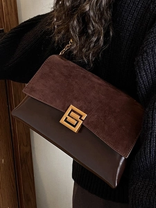 Sac bandoulière d'hiver en cuir mat marron foncé avec chaîne et boucle dorée