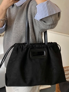 Grand sac cabas minimaliste en daim noir avec cordon de serrage et bandoulières fines