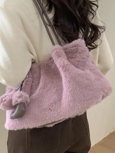 Borsa a secchiello in peluche rosa da donna in finta pelliccia con spalline scure