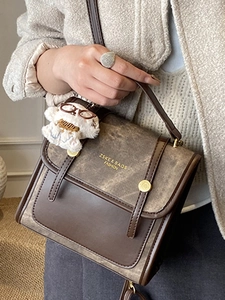 Sac à dos rétro en daim bicolore marron et mocha avec pendentif ours pour femme