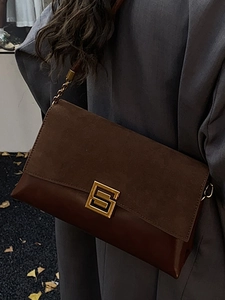 Sac bandoulière en cuir dépoli marron foncé avec chaîne dorée et boucle en S chic