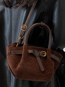 Borsa a tracolla in pelle scamosciata caffè con manici tondi e fibbie dorate