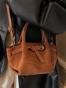 Borsa a mano minimalista in pelle scamosciata marrone con tracolla e fibbia decorativa