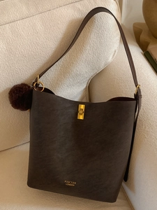 Sac seau vintage en cuir mat marron foncé avec boucle dorée et breloque pompon doux