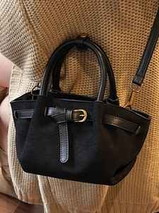 Borsa a mano minimalista in pelle scamosciata nera con fibbia dorata e tracolla invernale