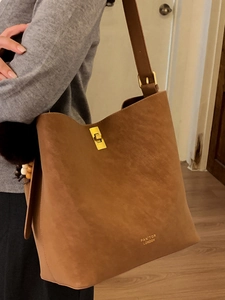 Sac seau vintage caramel avec large bandoulière réglable et détails en métal doré