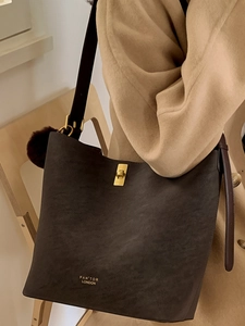 Sac seau vintage chic en cuir mat marron foncé avec un fermoir tournant doré