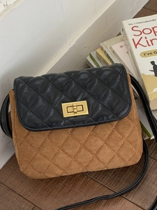 Sac bandoulière matelassé chic avec rabat en cuir noir et corps en daim marron