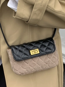 Sac bandoulière matelassé avec panneau contrasté et fermoir doré pour mode d'hiver