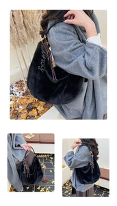 Détail du sac hobo en fausse fourrure noire avec poignée en cuir et pompon tressé décoratif
