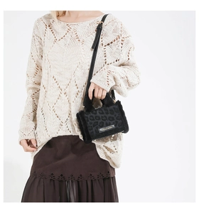 Sac à bandoulière mini avec imprimé léopard et bordure en fausse fourrure noire