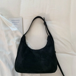 Détail du sac hobo en daim noir avec bandoulière réglable et boucle métallique
