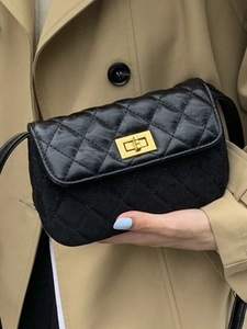 Sac bandoulière matelassé noir avec fermoir doré et design élégant en cuir épissé