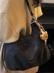 Schwarze Retro Leder-Einkaufstasche für Damen mit süßem Plüschbär-Anhänger für den Alltag