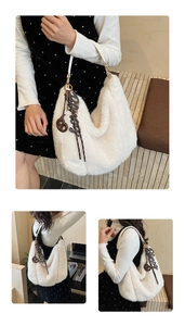 Gros plan sur le sac fourre-tout en fausse fourrure blanche avec nœud et texture douce