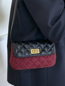 Sac à bandoulière matelassé rétro avec velours rouge foncé et panneaux en cuir noir