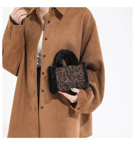 Détail du mini sac à main léopard vintage avec garniture en fausse fourrure noire
