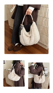 Détail d'un sac cabas en peluche crème avec anses en cuir blanc et pendentif ours